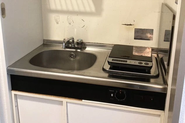 大阪府大阪市の都市部でリゾートバイトする人が住み込む寮内のキッチンの画像