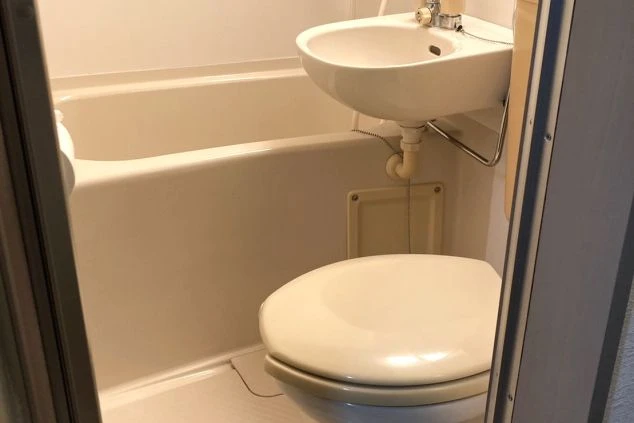 大阪府大阪市の都市部でリゾートバイトする人が住み込む寮内のユニットバスの画像