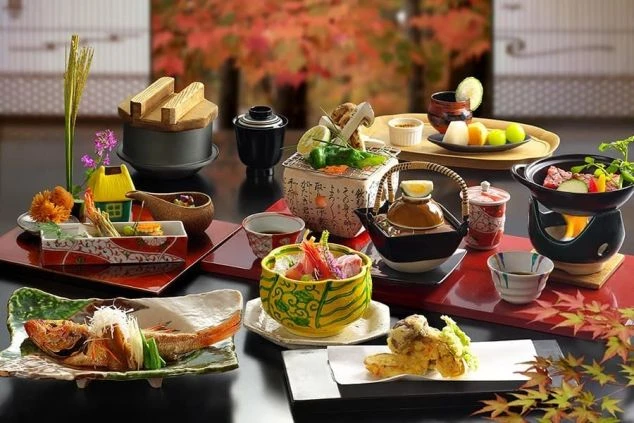 四万温泉の宿で提供される豪華な会席料理の画像。