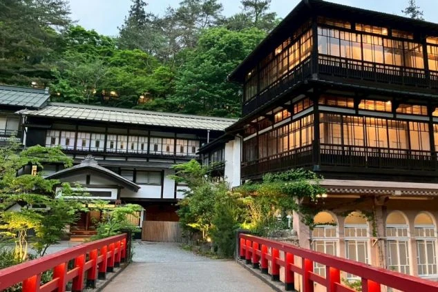 群馬県・四万温泉にある歴史的建造物の外観画像。千と千尋の神隠しのモデルとも言われる温泉宿。