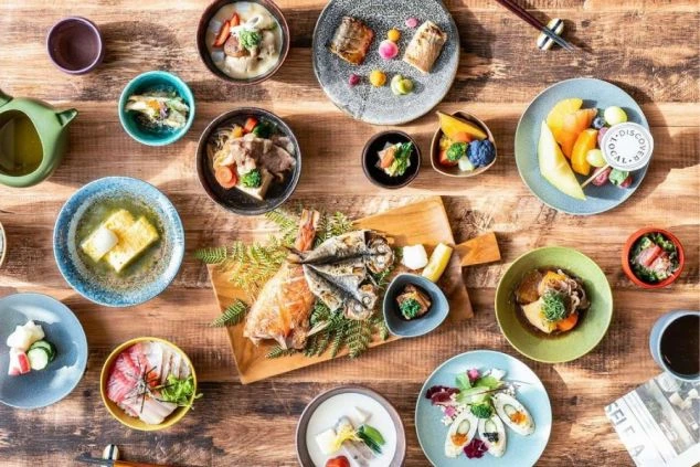 ブッフェの画像。たくさんの料理が並んでいる。