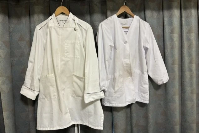 調理補助スタッフの制服画像。ライブキッチン用のコックコートと、仕込み・裏方業務用の白衣。