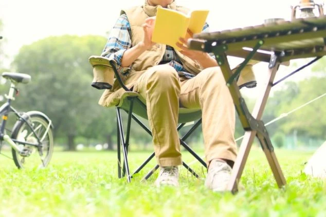 リゾートバイトの休日や出勤前の時間を活用して、一人キャンプをしている人物のイメージ画像。