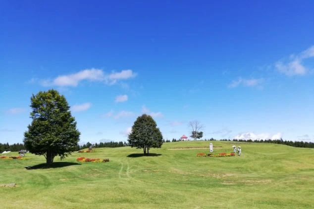 安比高原の広大な緑のゲレンデと青空。開放的な空間でリゾートバイトができる。