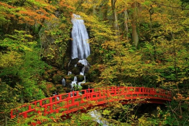 紅葉と朱色の橋が美しい、岩手県の不動の滝。自然豊かなリゾートバイト。