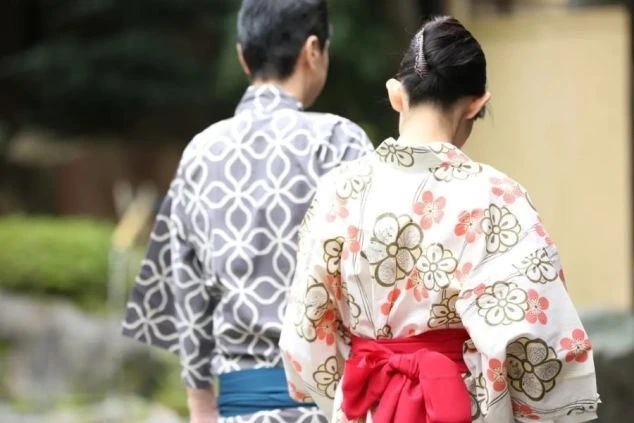 リゾートバイトの休日は、二人で浴衣に着替えて、風情ある旅館の庭園を散策。カップルや友達同士での応募も歓迎です。