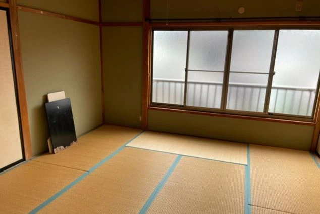 リゾートバイトの個室寮の和室。畳敷きの部屋で、窓からは光が差し込み、落ち着いて過ごせる空間の画像。