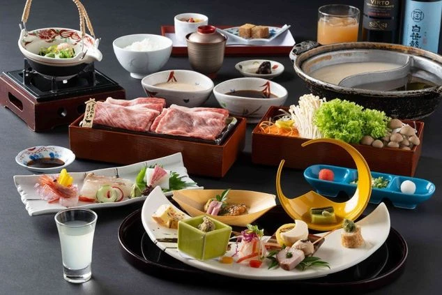 神奈川県箱根の旅館で提供される料理の画像。