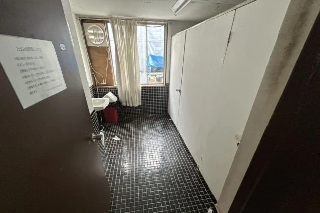 リゾートバイトの寮の部屋の画像。部屋には布団が敷かれており、はしごのある二段ベッドのようになっている。リゾートバイトの寮の部屋の画像。