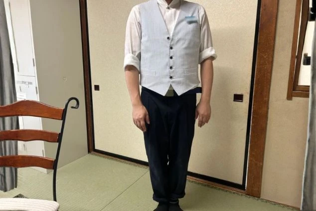 マルチ業務担当のナイトフロント時の制服画像。