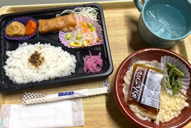 リゾートバイトのお弁当形式の賄い画像。