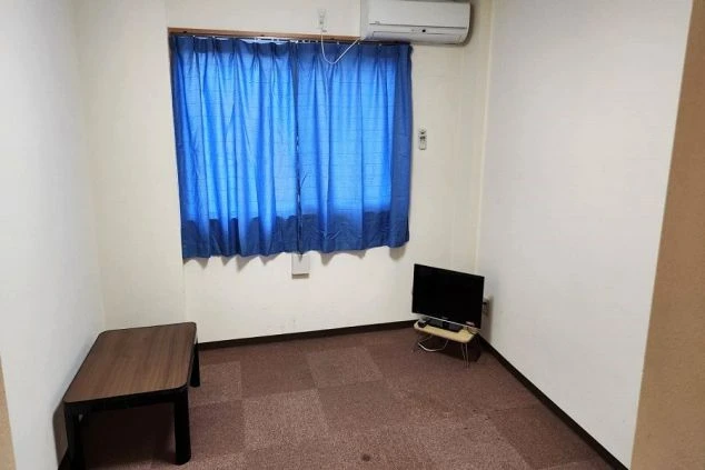 リゾートバイトの個室寮。エアコン・テレビ・テーブルが備え付けられた、プライベート空間です。