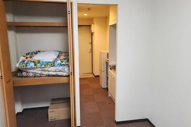 リゾートバイト寮の個室にある、大容量のクローゼット。生活に必要な寝具も一式用意されています。