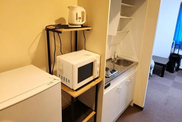 リゾートバイト寮のキッチン。冷蔵庫・電子レンジ・電気ケトルなど、自炊に便利な家電が揃っています。