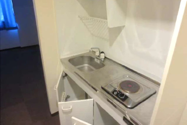 寮の個室に完備されたミニキッチン。電気コンロがあるので、簡単な調理が可能です。