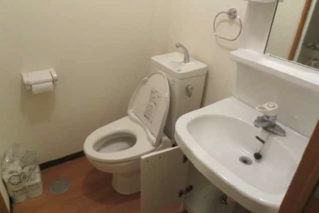 リゾートバイト寮の水回り。お風呂とは別に、独立した洗面台とトイレが設置されており、快適です。