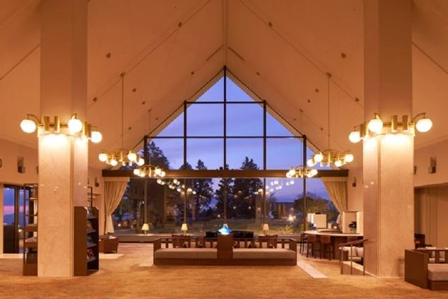 リゾートバイトの勤務先となる、高原リゾートホテルのロビー。高い天井の、開放感あふれる上質な空間です。