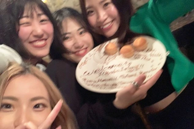 リゾートバイトで出会った仲間たちとの、楽しい思い出の一枚。誕生日や歓迎会など、素敵な出会いと交流が待っています。