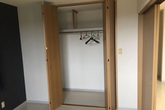 鹿児島県・屋久島エリアでリゾートバイトする人が住み込む寮内クローゼットの画像