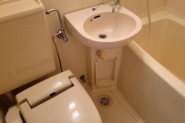 岐阜県の高原エリアでリゾートバイトする人が住み込む女子寮の個室内に設置されている、ユニットバスのワクトリスタッフが撮影したオリジナル画像