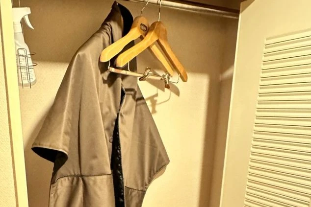 リゾートバイトの客室寮にあるクローゼット。ハンガーが用意されており、仕事着や私服を収納できます。寮完備のリゾートバイトで、荷物が少ない方でも安心して新生活を始められます。