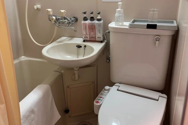 リゾートバイトの客室寮のユニットバスの画像。