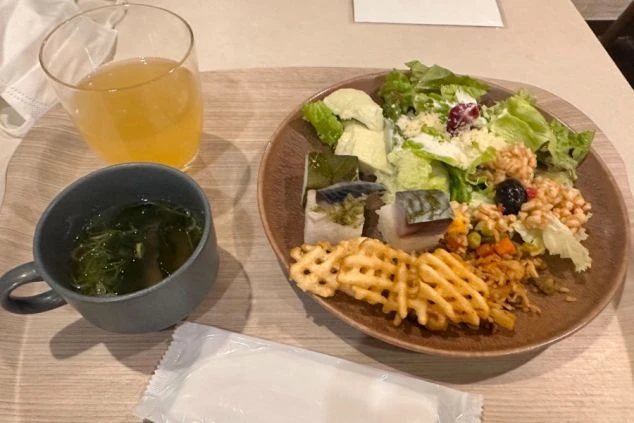 リゾートバイトの食事として提供される、ビュッフェ形式のまかない料理の画像。