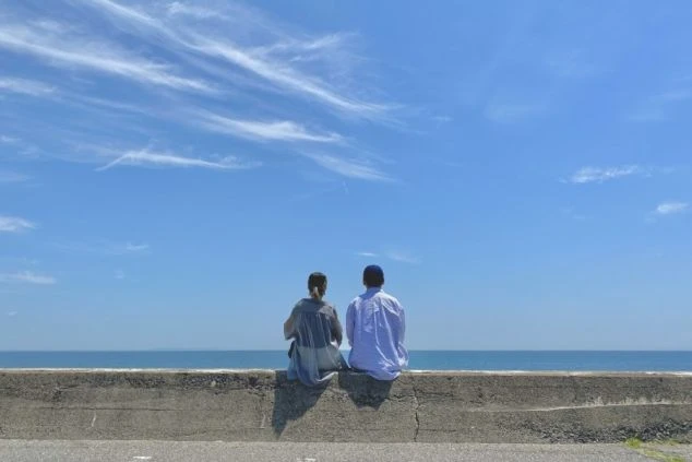 この景色が日常になる、贅沢なリゾートバイト。仕事終わりに、仲間と海を眺めて過ごす、何でもないけど特別な時間。