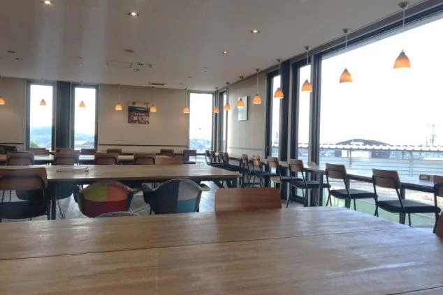 大きな窓から光が差し込む、明るく開放的な寮の食堂。気持ちの良い空間で、仲間との食事や会話が楽しめます。