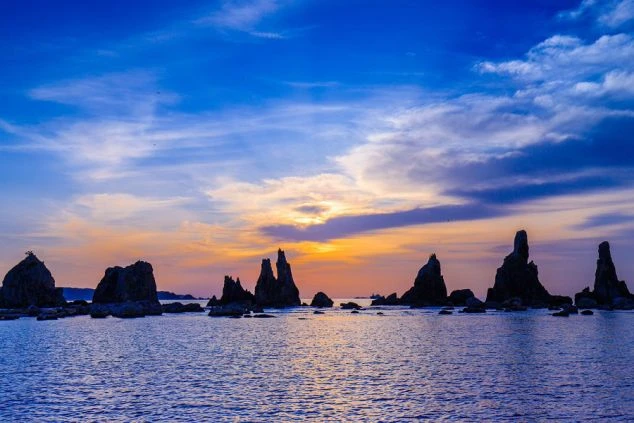 夕焼け空にシルエットが浮かび上がる和歌山県串本の橋杭岩。本州最南端の絶景スポットでのリゾートバイト。感動的な景色を毎日見ながら、観光客向けの仕事を探している方におすすめ。