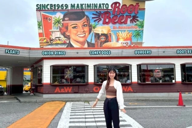 沖縄本島中部、A&W牧港店のレトロな看板と店舗。飲食店やカフェでのリゾートバイト。沖縄ならではの雰囲気を感じながら、接客や調理のスキルを磨ける求人情報。