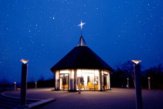 星空の下に佇む、ライトアップされたチャペルのイメージ画像。リゾートバイトの休日を満喫。