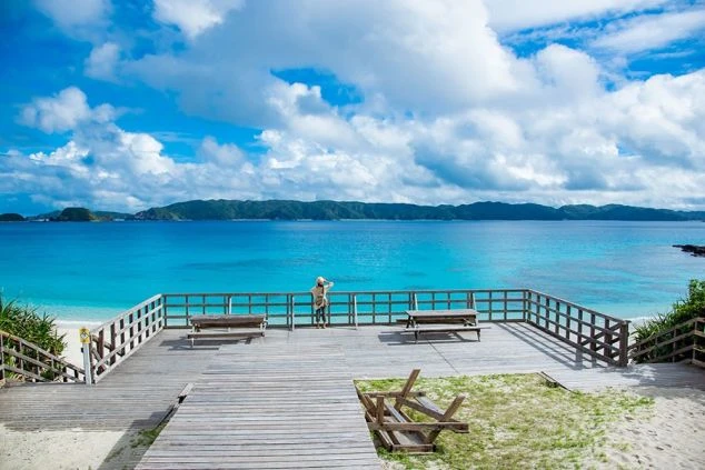 沖縄の離島、慶良間諸島のようなエメラルドグリーンの海と展望デッキ。離島でのリゾートバイトで、絶景を毎日眺めながら働けます。ホテル、旅館、観光施設での求人情報。