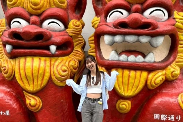 リゾートバイトの調理補助スタッフがトマトを切る様子。未経験者歓迎の調理バイト求人。リゾートホテルや旅館で料理スキルを磨きながら働きたい方におすすめするワクトリオリジナル画像。