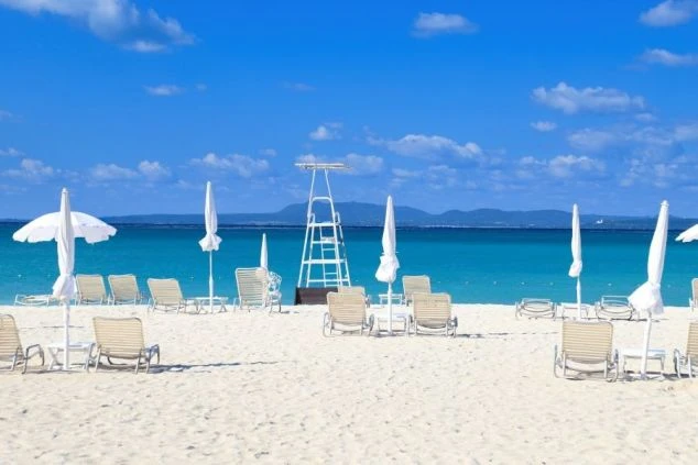 沖縄の離島、慶良間諸島のようなエメラルドグリーンの海と展望デッキ。離島でのリゾートバイトで、絶景を毎日眺めながら働けます。ホテル、旅館、観光施設での求人情報。