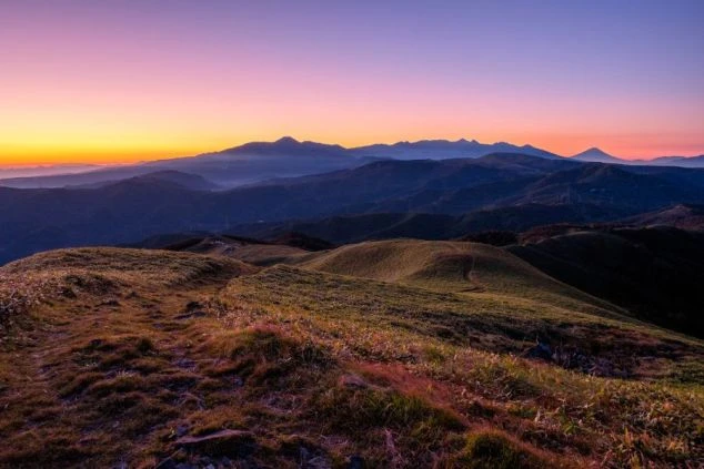 信州ビーナスライン・三峰山から望む夜明けの雲海と山並みの画像。車山高原や霧ヶ峰エリアのリゾートバイト中に、休日のドライブや早朝登山で出会える長野県屈指の絶景。
