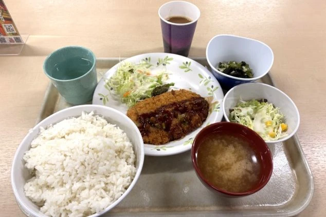 ボリューム満点の「とんかつ定食」のまかないの画像。