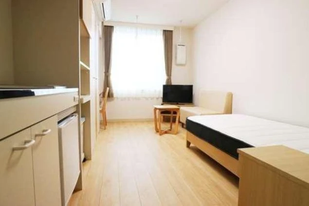 リゾートバイトの個室寮の部屋の画像。デスク・ソファ・TV・キッチンなど設備が充実している。