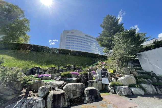 リゾートバイトの勤務先ホテルの外観。富良野エリア最大規模の宿泊施設。