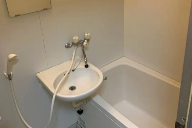 リゾートバイト寮のバスルーム。浴槽とシャワーが完備された清潔な水回りの寮画像。