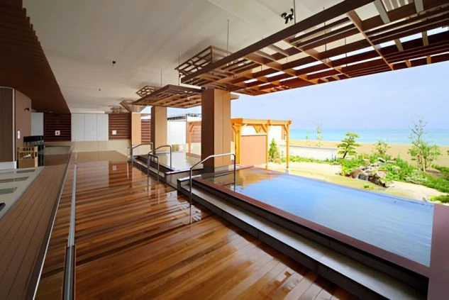 リゾートバイトの勤務先ホテルにある、太平洋をを一望できる露天風呂。スタッフは無料で入ることができる。