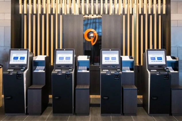 最新の自動チェックイン機が並ぶホテルのフロントエリア。リゾートバイトでホテルのフロントスタッフとして、お客様のチェックイン・アウト業務に携わる仕事のイメージが伝わる画像。