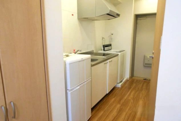 リゾートバイトの寮は、キッチン付きのワンルームタイプ。冷蔵庫や洗濯機も室内にあり、自分のペースで生活できます。