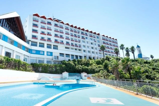 夏の日差しを浴びる、リゾートホテルのプールサイド。ここで働くスタッフも、リゾート気分を満喫しながらお仕事できます。