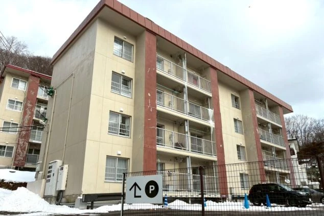 リゾートバイト先の個室寮の部屋のイメージ画像。