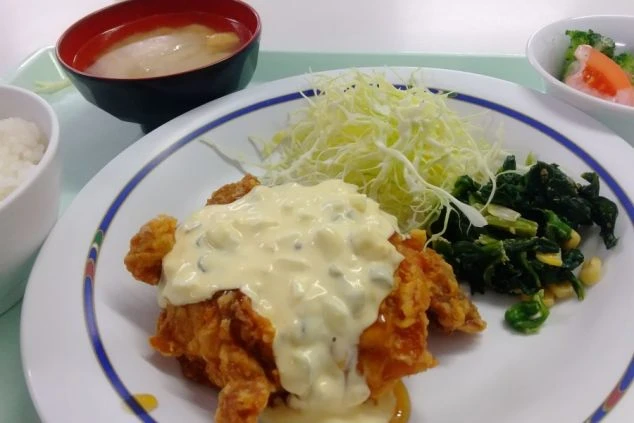 洋風のおかずに、味噌汁とご飯が付いた和洋折衷の定食スタイル。