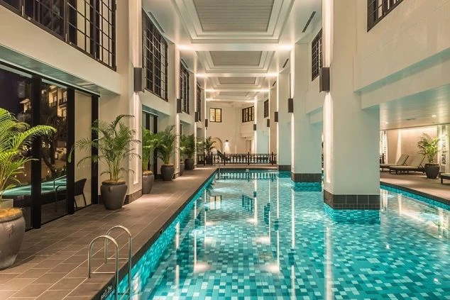 屋内にある豪華なホテルプール。リゾートバイトでプールの監視員や施設管理、ホテルスタッフとして働く際に利用できる、またはお客様に提供する施設のイメージが伝わる画像。