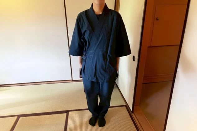 裏方全般の女性の制服画像。