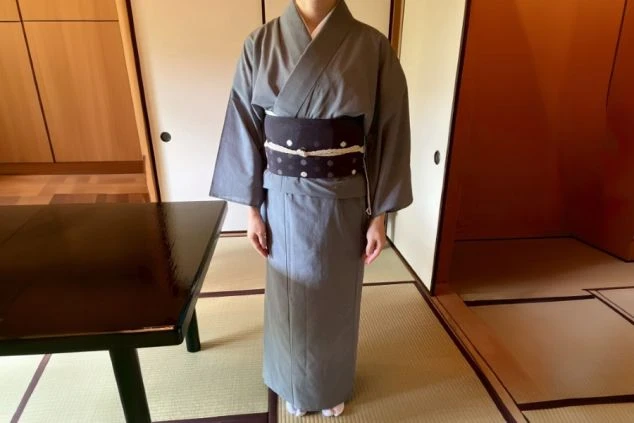 女性の仲居の制服画像。