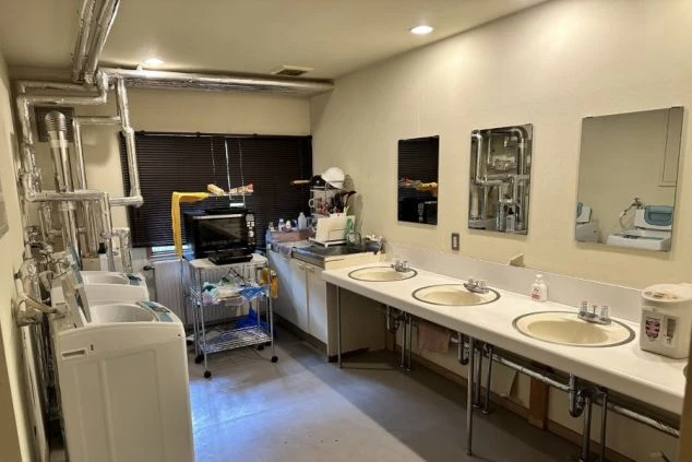 リゾートバイトの寮の共用洗面所の画像。